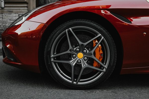 Hoe kunnen technologische vooruitgangen in voertuigen de verkeersveiligheid verbeteren?